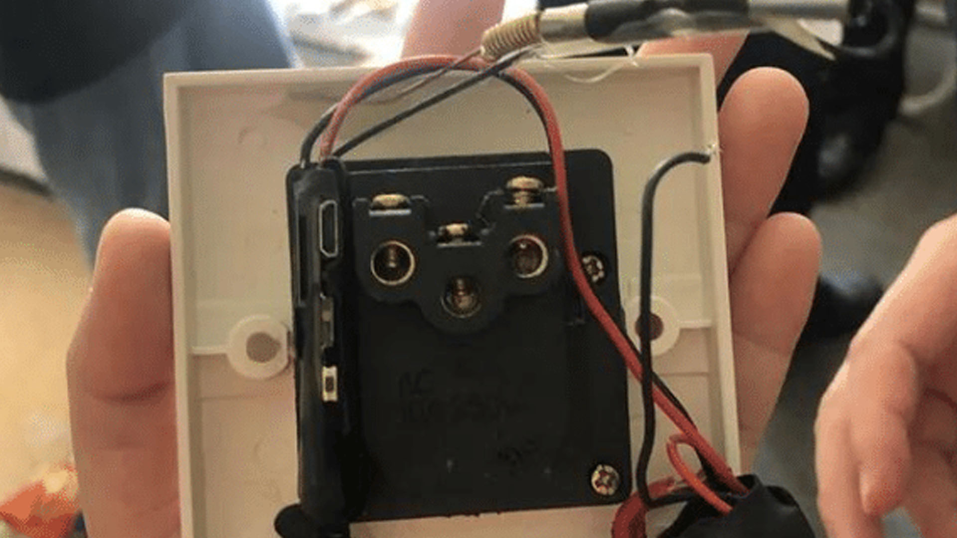 入住半年，房間內(nèi)發(fā)現(xiàn)針孔攝像頭，32G存儲(chǔ)卡內(nèi)含上千條拍攝視頻